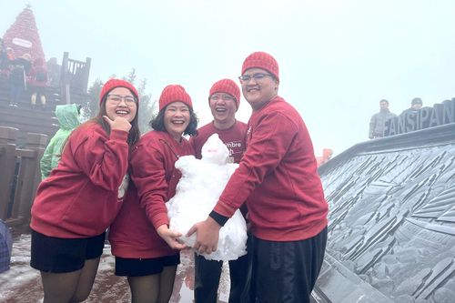 Cận cảnh đỉnh Fansipan huyền ảo trong băng tuyết