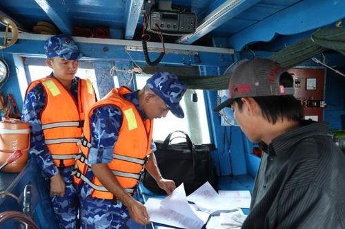 Cảnh sát biển 4 bắt giữ tàu vận chuyển khoảng 45.000 lít dầu