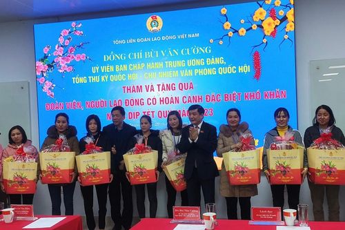 Tặng quà công nhân có hoàn cảnh khó khăn tại Hải Dương