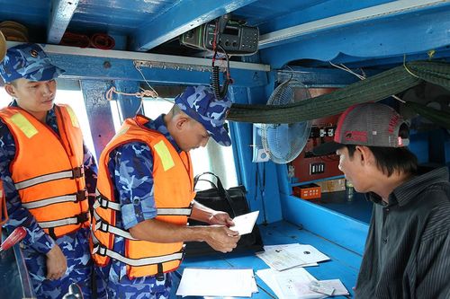 Kiên Giang: Cảnh sát biển bắt giữ 45.000 lít dầu D.O không rõ nguồn gốc