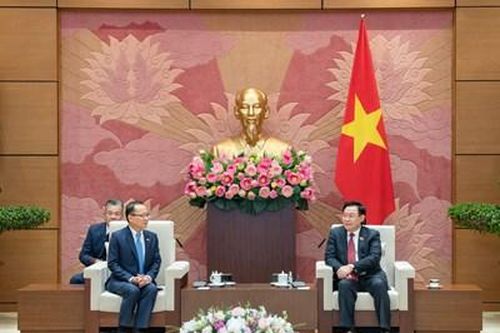 Chủ tịch Quốc hội Vương Đình Huệ tiếp Đại sứ Vương quốc Campuchia