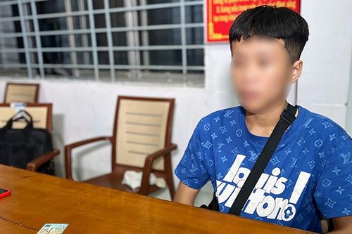 Công an mời thiếu niên 15 tuổi mua dâm rồi cướp điện thoại lên làm việc
