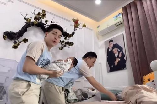 Bố 'bỉm sữa' Hà Trí Quang - Thanh Đoàn chăm con song sinh cực khéo