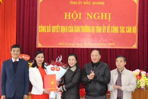 Nhà giáo ưu tú Trần Thúy Hoàn tận tụy với sự nghiệp 'trồng người'