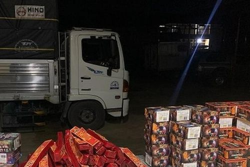 Hành vi sản xuất, buôn bán, tàng trữ, vận chuyển pháo nổ bị xử lý ra sao?
