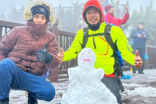 Sa Pa 'hút khách' nhờ mưa tuyết