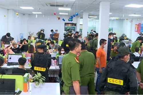 TPHCM: Đồng loạt khám xét nhiều địa điểm của đường dây lừa đảo tiền trong thẻ tín dụng