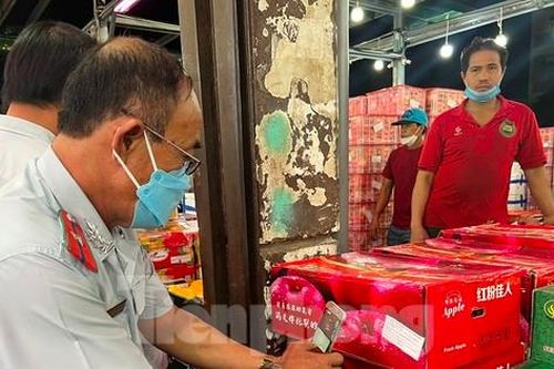 Trái cây Trung Quốc 'đội lốt' Thái Lan tràn ngập chợ TPHCM