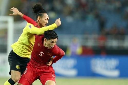 HLV Park Hang-seo: Bóng đá khác với bóng chuyền, Văn Hậu không cố ý hại đối phương