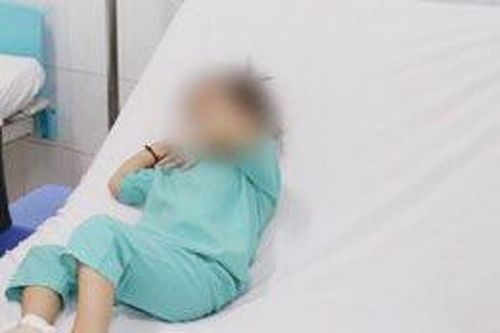 Lấy búi tóc ra khỏi dạ dày bé gái 3 tuổi