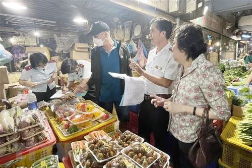 TP. HCM: Bất an với thực phẩm tại các điểm bán ăn theo chợ đầu mối