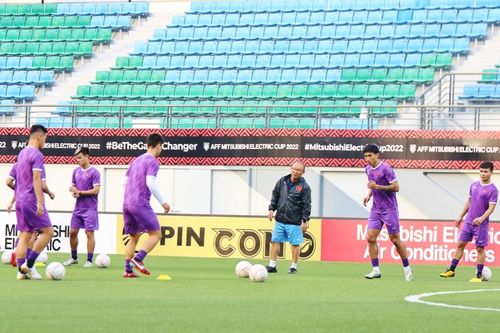 Tuyển Việt Nam có buổi tập đầu tiên trên sân cỏ nhân tạo Jalan Besar