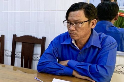 Tin rằng vận xui sắp kéo đến, nhiều người dân dâng tiền cho thầy bói 'dỏm'