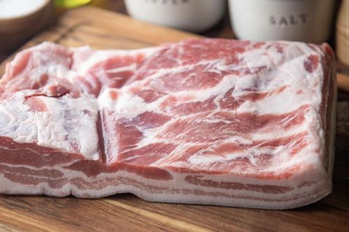 Hà Nội: Người đàn ông bán thịt nhập viện vì liên cầu lợn