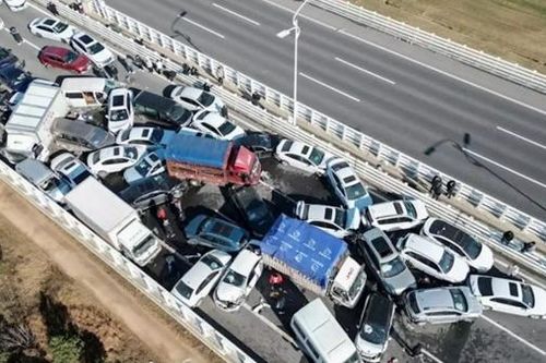 Hỗn loạn cảnh hàng trăm xe đâm nhau trên cầu