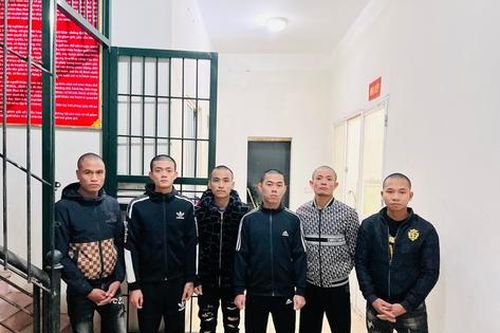 Hỗn chiến vì tranh giành 'nhân viên' quán hát