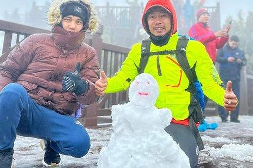Tuyết tiếp tục rơi dày trên đỉnh Fansipan, hút du khách đến check-in