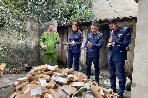 Phát hiện, thu giữ lượng lớn công cụ hỗ trợ và hàng hóa không rõ nguồn gốc, nhập lậu