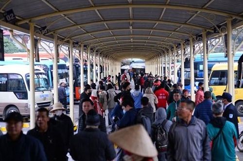 Hà Nội: Bến xe nhộn nhịp dịp cận Tết Dương lịch