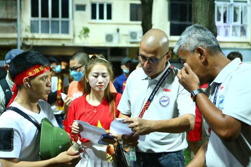 CĐV Việt Nam không được vào sân vì mua nhầm vé