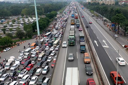 Hàng dài ôtô nằm im trên vành đai 3 chiều cuối năm