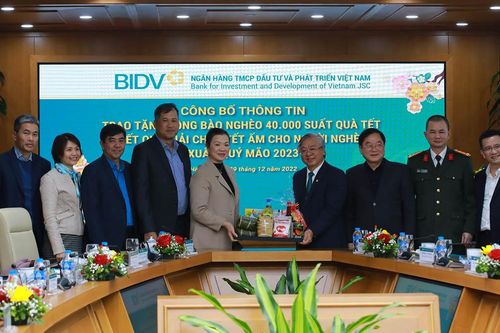 Trao tặng 40.000 suất quà Tết cho người nghèo dịp Xuân Quý Mão 2023