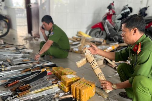An Giang: Phát hiện 700 hung khí nguy hiểm gửi qua đường bưu điện