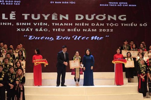 Nữ sinh dân tộc Mông quyết tâm xuống núi học đại học để thay đổi cuộc đời