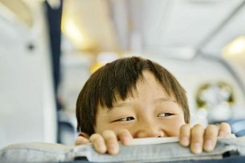 Dạy con ứng xử nơi công cộng: Nhận thức cần có của cha mẹ