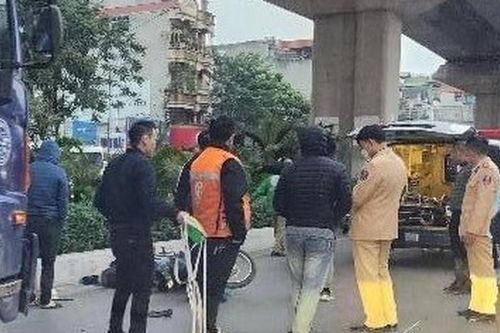 Hai vợ chồng đi xe máy thương vong sau va chạm với xe bồn tại Hà Nội