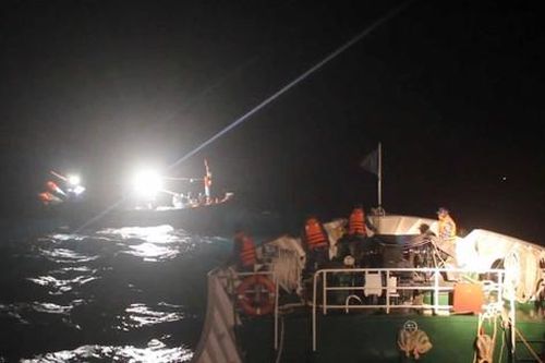 Vượt sóng dữ, tàu Vùng 3 Hải quân cứu nạn thành công tàu cá ngư dân Quảng Bình gặp nạn trên biển