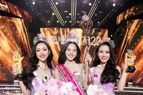 Nhan sắc rạng rỡ của Top 3 HHVN 2022 cùng hoa tươi 1989 Florist