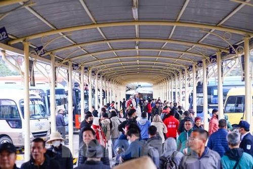 Người dân về quê đón Tết Dương lịch, bến xe ở Hà Nội 'tăng nhiệt'