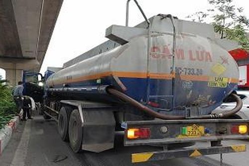 Va chạm với xe bồn chở xăng, 2 người thương vong