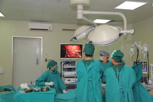 Hai bệnh nhân cao tuổi bị phổi đông đặc sau một thời gian mắc COVID-19