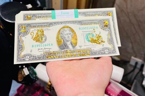 Bất ngờ lì xì 2 USD in hình mèo mạ vàng được bán ngập chợ mạng