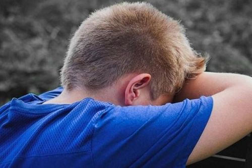 Nhờ nhóm bạn trông em hộ, cô gái 19 tuổi sau đó ôm hận cả đời
