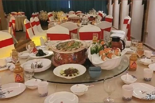 Tiệc cưới hoành tráng không một bóng người, cô dâu chú rể vẫn phải cắn răng tổ chức