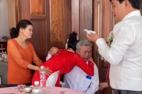 Ôm tạm biệt cha trước khi lên xe hoa về nhà chồng, cô dâu khiến nhiều người nức nở khóc theo