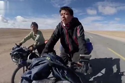 Con gây rối ở trường, bố cho con 'đi phượt' 9000 km bằng xe đạp