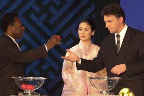 Song Hye Kyo gặp huyền thoại bóng đá Pele ở World Cup 2002