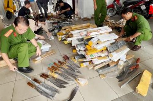 Công an An Giang tiếp nhận gần 300 bưu kiện, bưu phẩm chứa vũ khí, công cụ hỗ trợ