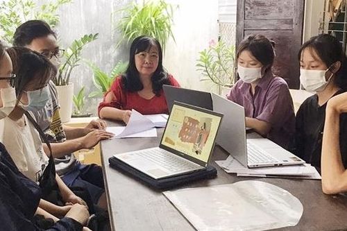 Người phụ nữ viết hàng trăm bức thư xin học bổng cho sinh viên nghèo