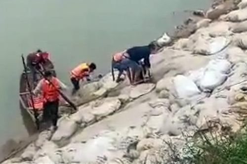 Nam sinh lớp 8 bị đuối nước ở vùng sạt lở sông Quảng Huế