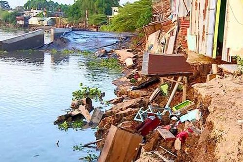 Sạt lở lớn ở sông Mang Thít, nhiều nhà dân bị ảnh hưởng