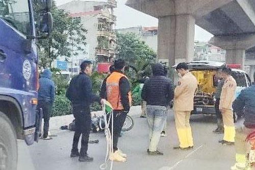 Hà Nội: Va chạm với xe bồn chở xăng trên đường Nguyễn Trãi khiến 2 người nguy kịch