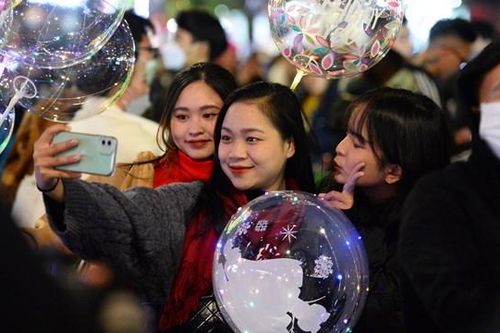 Hà Nội: 'Biển người' đổ về quảng trường Đông Kinh Nghĩa Thục đón năm mới 2023