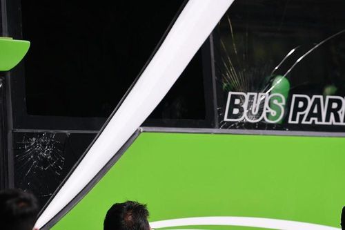 Indonesia xin lỗi vụ CĐV ném đá vào xe buýt của Thái Lan