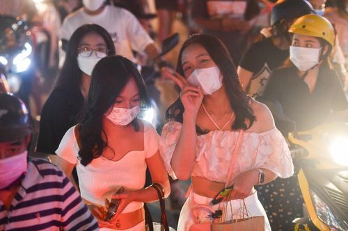 Nhiều người không thể chen chân đón năm mới ở phố đi bộ Nguyễn Huệ