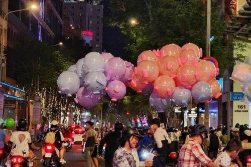Hàng nghìn người dân TP. Hồ Chí Minh ra đường đón chờ năm mới 2023